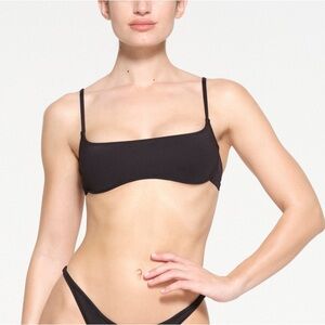 SKIMS SIGNATURE SWIM MICRO SCOOP BIKINI TOP